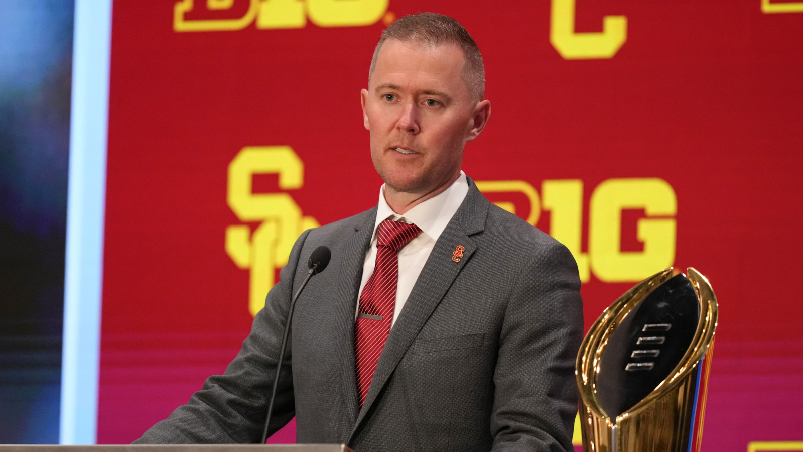 How much pressure is USC HC Lincoln Riley under?