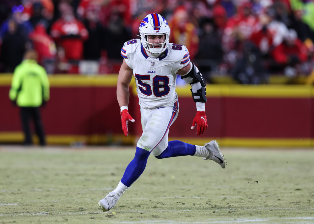 Matt Milano of the Buffalo Bills attempts to make an open-field tackle--a main reason he's in the Week 5 IDP Waiver Wire for fantasy football.