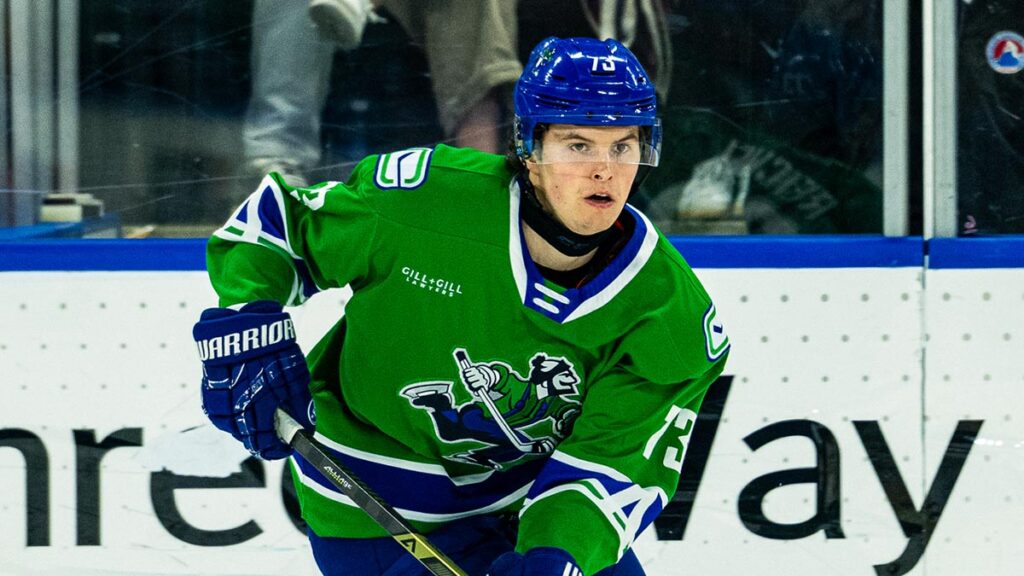 Bruins acquire forward Reichel