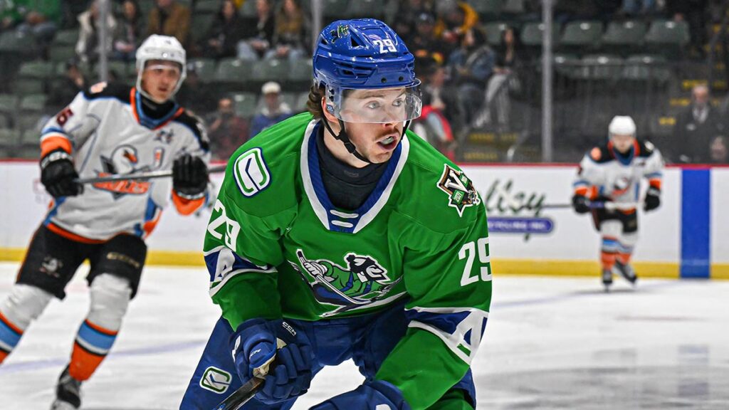Canucks re-sign Berard