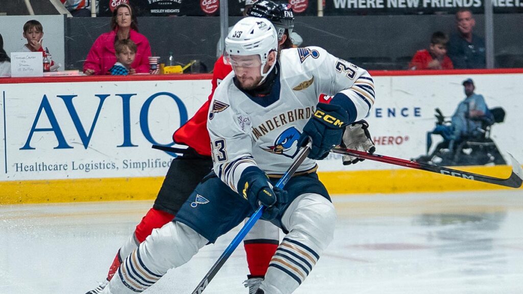 Thunderbirds rise up, take down Checkers