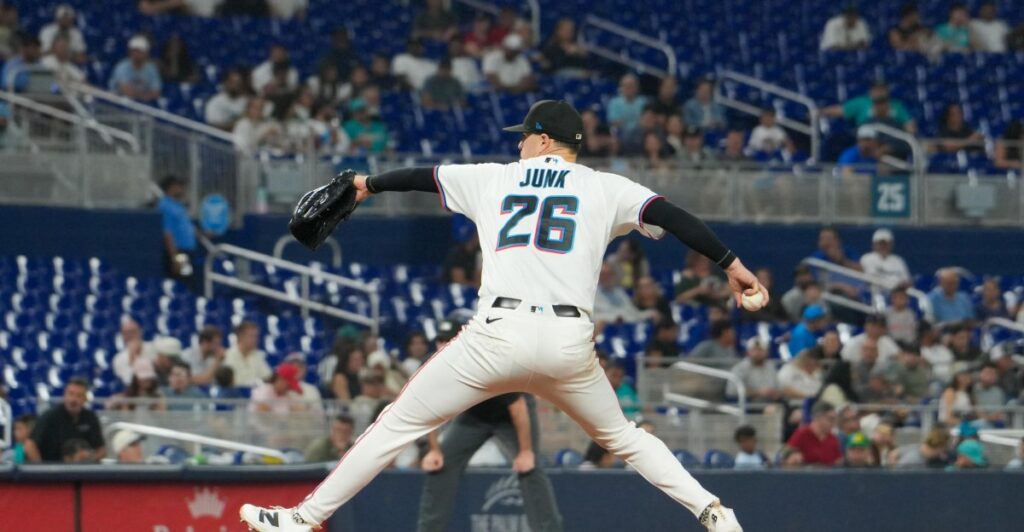 Game Thread: This guy’s throwing Junk!