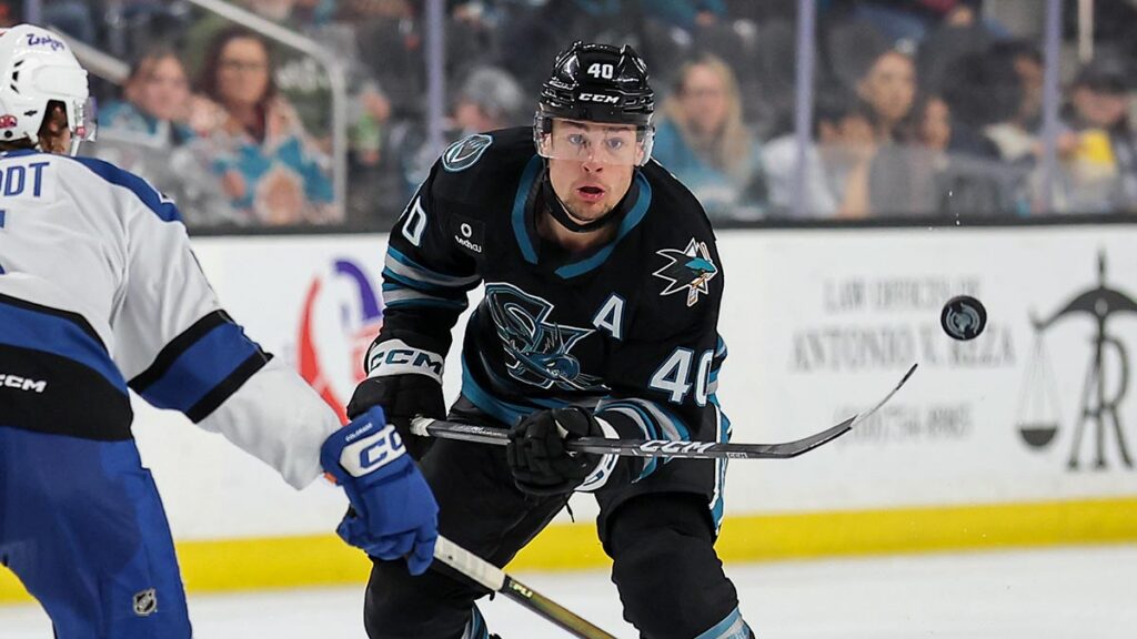 Sharks re-sign Huntington