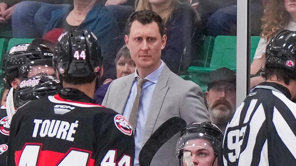 Campbell signs three-year deal to coach Senators