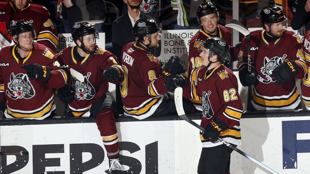 Wolves hold off Eagles, tie West Finals at 2-2
